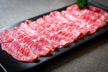 Sukiyaki ve Shabu ya da Yakiniku 'ya servis edilen mermer dokulu taze et.