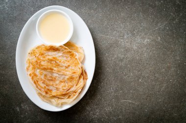 Tatlandırılmış yoğunlaştırılmış süt (tatlı) ile roti - Müslüman yemek tarzı