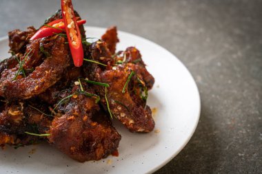 Kızarmış yayın balığını acı biberle karıştır - Asya usulü