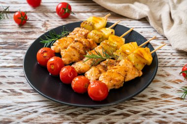 Tabakta ızgara tavuk ızgara şiş.