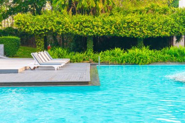 Oteldeki havuz etrafında sandalye havuzu - tatiller ve tatiller konsepti