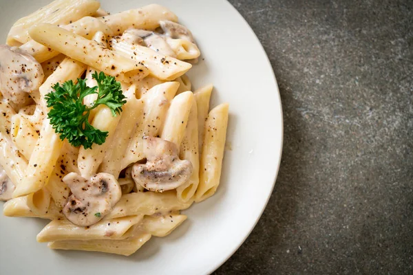 Penne Pasta Carbonara Salsa Crema Con Champiñones Estilo Comida Italiana — Foto de Stock