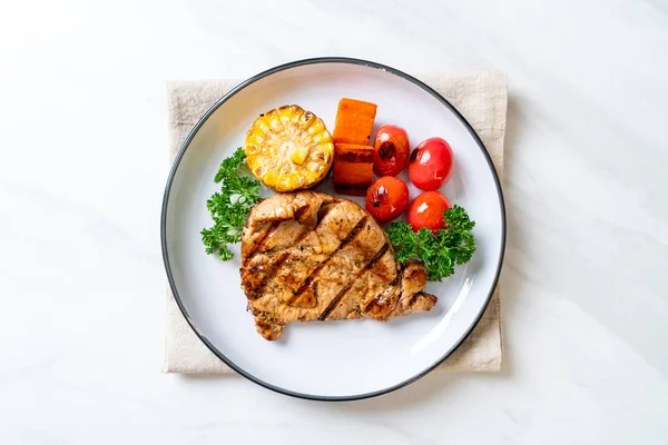옥수수 토마토와 구운구운 돼지고기 스테이크 — 스톡 사진