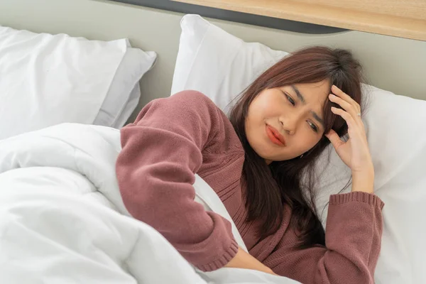Wanita Asia Cantik Sakit Kepala Dan Tidur Tempat Tidur — Stok Foto