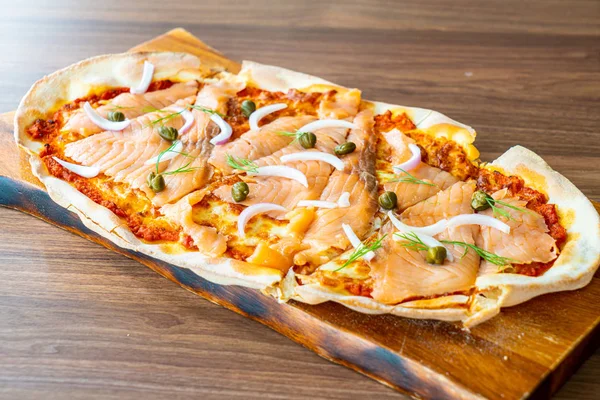 Pizza Saumon Fumé Sur Planche Bois Cuisine Italienne — Photo