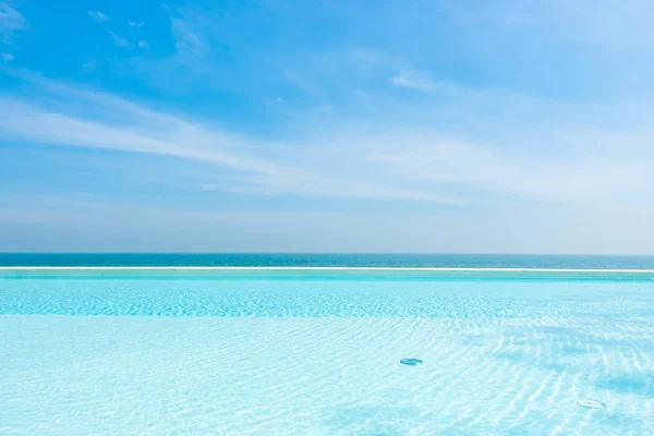 有大海和蓝天背景的空游泳池 — 图库照片