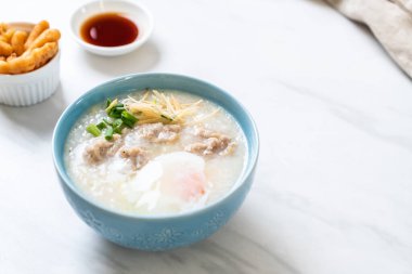 Kase içinde kıymalı pirinç lapası Asya usulü kahvaltı.