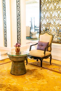 Otelde boş sandalye ve masa dekorasyonu