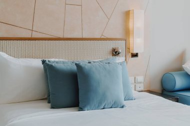 Yatak odasının içinde güzel ve rahat bir yastık dekorasyonu.