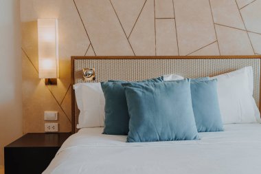 Yatak odasının içinde güzel ve rahat bir yastık dekorasyonu.