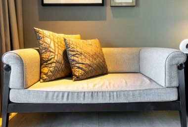 Güzel ve rahat yastıklar oturma odasındaki dekorasyon koltuğu.