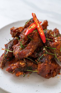 Kızarmış yayın balığını acı biberle karıştır - Asya usulü