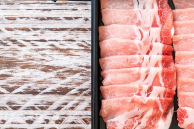 Dilimlenmiş taze domuz filetosu.