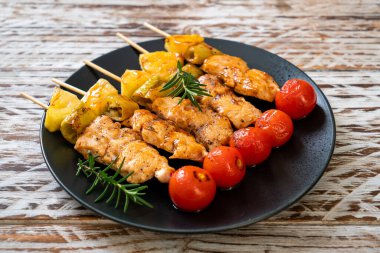 Tabakta ızgara tavuk ızgara şiş.