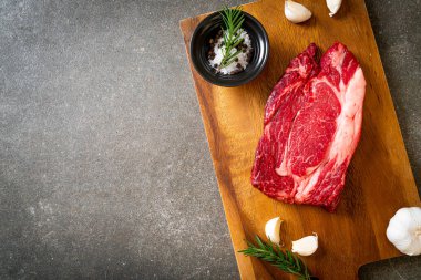 Taze çiğ biftek veya çiğ et.