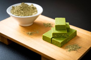 Taze ve yumuşak kibrit, yeşil çay tozlu yeşil çikolata.