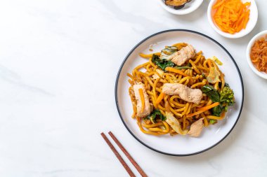 Tavuklu kızarmış yakisoba eriştesi Asya usulü.