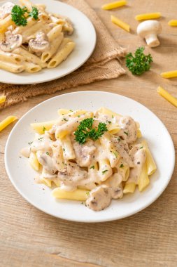 İtalyan usulü mantarlı makarna ve krema sosu.