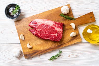 Taze çiğ biftek veya çiğ et.