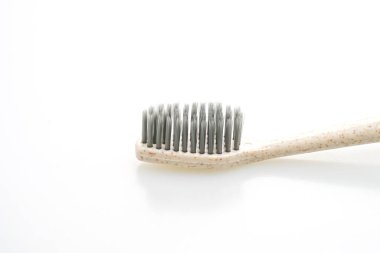 Beyaz arka plan üzerinde izole diş fırçası