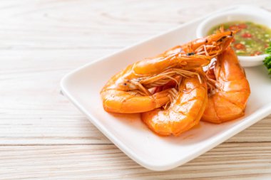 fırında tuzlanmış karides ya da deniz ürünleri soslu karides - deniz ürünleri tarzı.