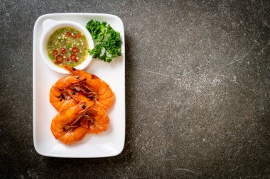 fırında tuzlanmış karides ya da deniz ürünleri soslu karides - deniz ürünleri tarzı.