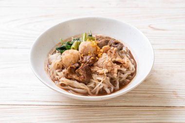 Pirinçli şehriye çorbası, domuz yahnisi Asya usulü.