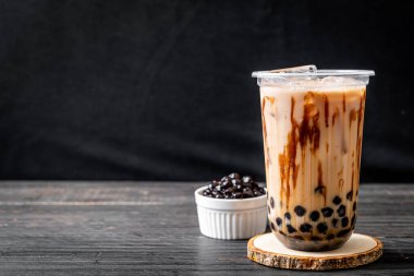 Tahta masada köpüklü Tayvan sütü çayı