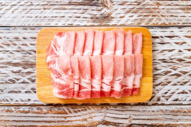 Dilimlenmiş taze domuz filetosu.