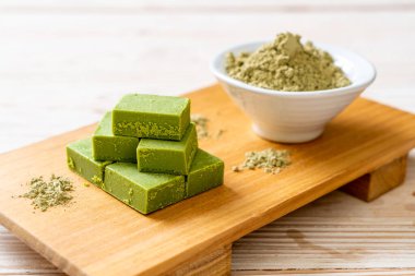 Taze ve yumuşak kibrit, yeşil çay tozlu yeşil çikolata.