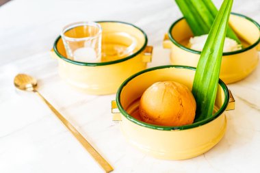 Tayland sütlü dondurma, pilav ve üstüne de tatlı.