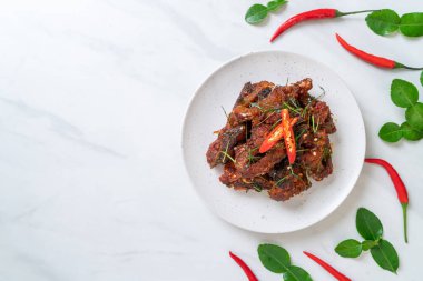 Kızarmış yayın balığını acı biberle karıştır - Asya usulü