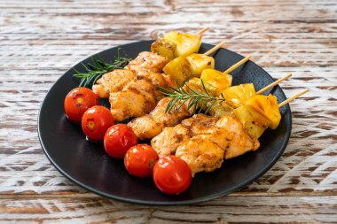 Tabakta ızgara tavuk ızgara şiş.