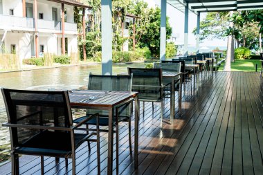 Kafe restoranında boş yemek masası ve sandalye.