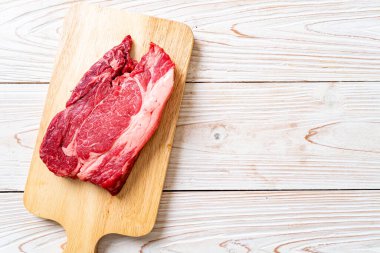 Taze çiğ biftek veya çiğ et.