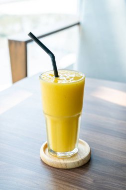 Kafe restoranında mango kokteyli.