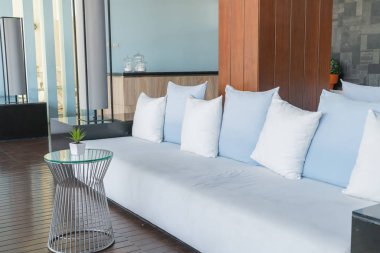 Kanepede güzel ve rahat yastıklar.