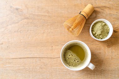 Yeşil çay tozu ve bambu çırpıcılı sıcak kibrit yeşil çay fincanı.