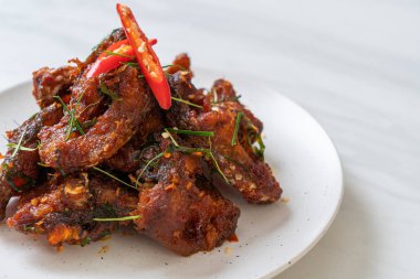 Kızarmış yayın balığını acı biberle karıştır - Asya usulü