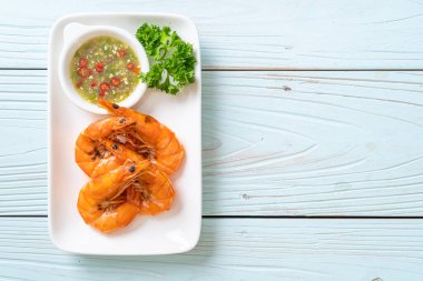 fırında tuzlanmış karides ya da deniz ürünleri soslu karides - deniz ürünleri tarzı.