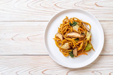 Yakisoba eriştesi sebzeyle kızartılmış vejetaryen ve vejetaryen yemeği.