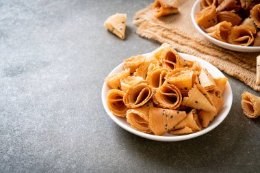 Çıtır hindistan cevizi rulosu (Asya atıştırması) masada.