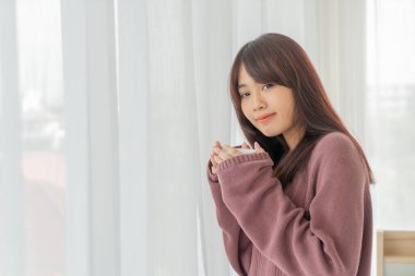 Güzel Asyalı kadınlar sabahları kahve içerler.