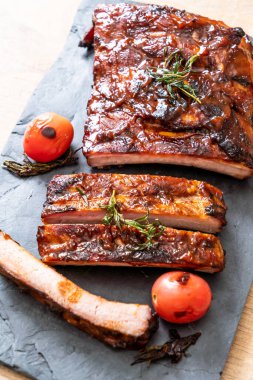 Izgara ve ızgara domuz pirzolası.