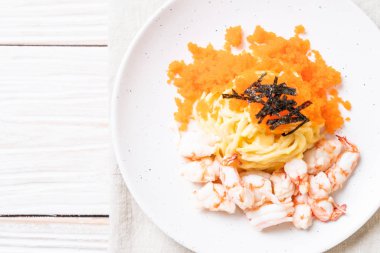 karides ve karides yumurtalı spagetti kremalı - füzyon yiyecek tarzı