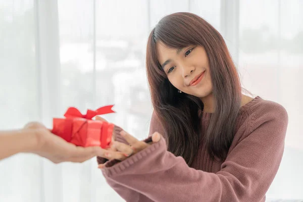 Azji Kobiety Szczęśliwy Otrzymywać Prezent Pudełko Lub Prezent — Zdjęcie stockowe
