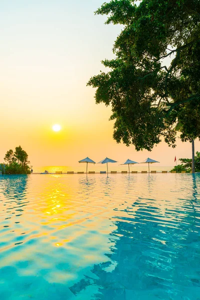 Tatil Seyahati Konsepti Için Deniz Manzaralı Havuzda Yüzen Şemsiye Sandalye — Stok fotoğraf