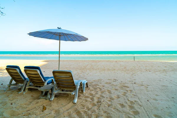 Silla Playa Vacía Arena Con Fondo Marino —  Fotos de Stock