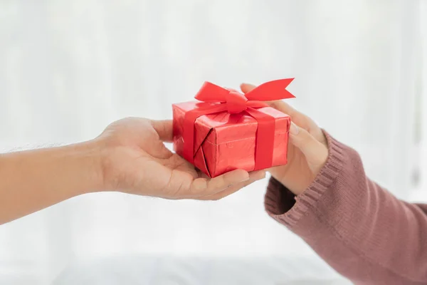 Mujeres Asiáticas Felices Recibir Una Caja Regalo Regalo —  Fotos de Stock