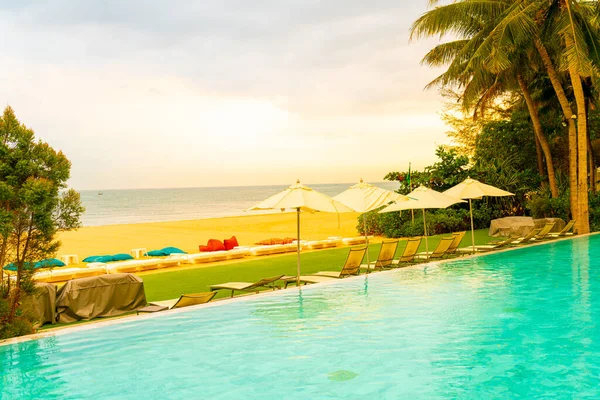 Guarda Chuva Cadeira Torno Piscina Com Vista Mar Mar Para — Fotografia de Stock